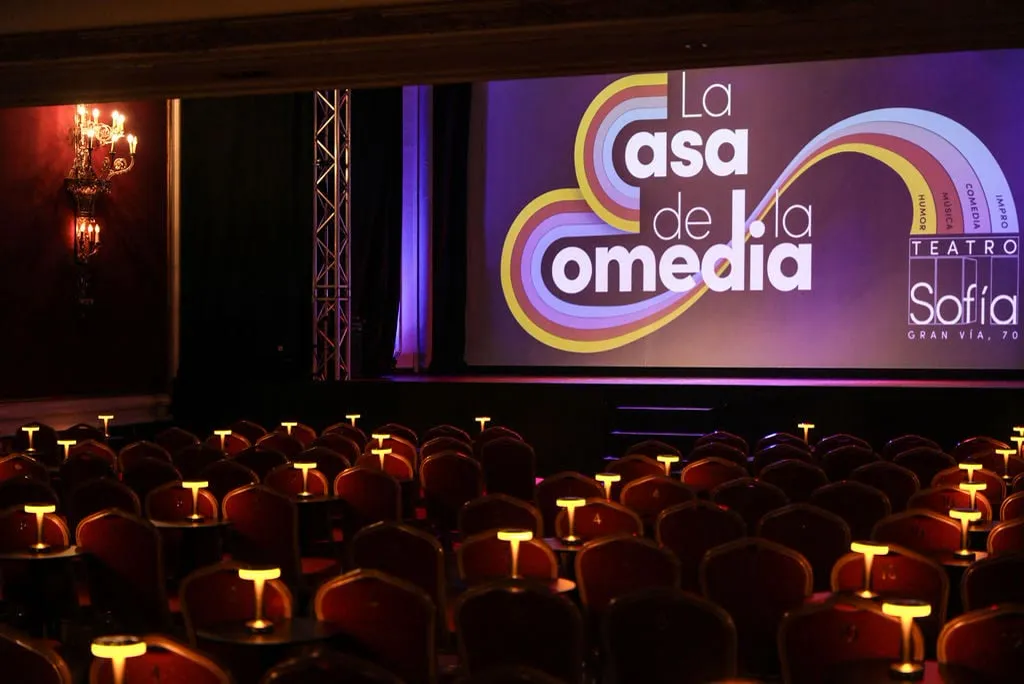 Mesas con lámpara iluminadas frente al escenario del Teatro Sofía