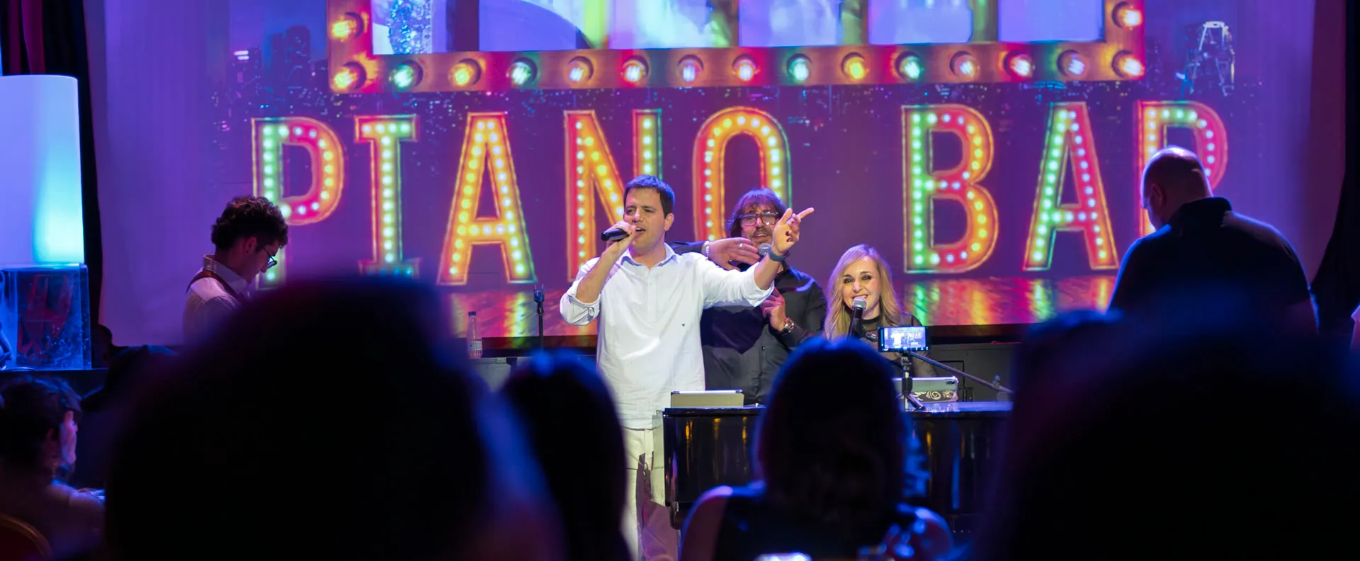El rótulo luminoso del Piano Bar Sofía durante un show con música en directo