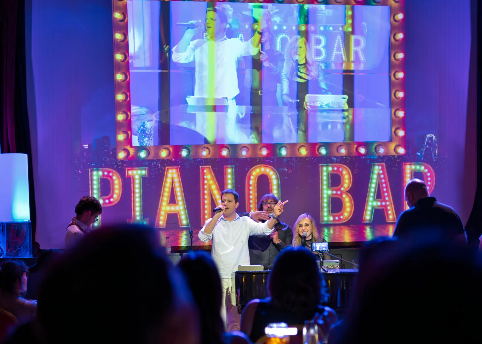 Piano Bar Sofía · música en directo bajo el rótulo luminoso